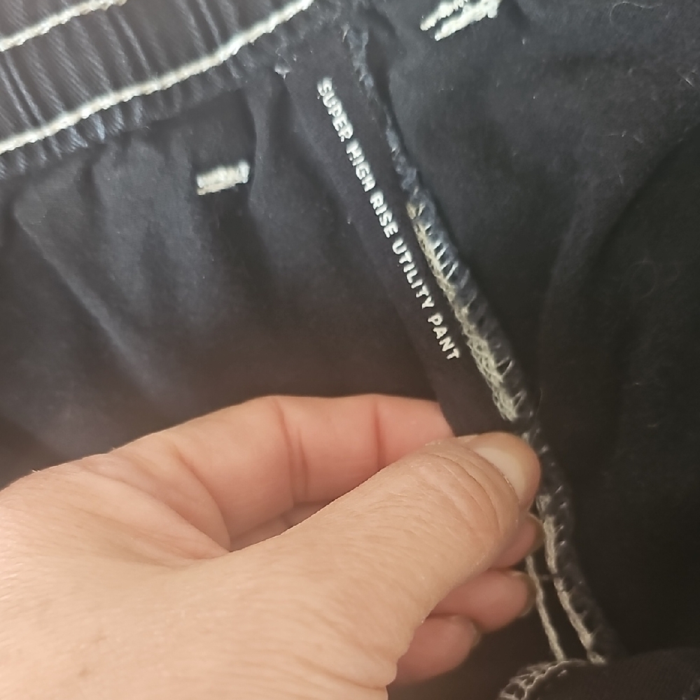 Black Contrast-Stitch Women's Cargo Jeans - Picture 2 of 7